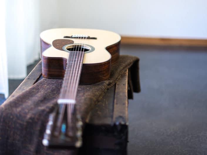 12 fret 000 cutaway thompson acoustic guitar